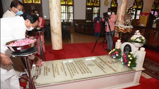 Vice President Venkaiah Naidu pays homage to the 18th century social reformer Saint Kuriakose Elias Chavara in his tomb in Kottayam. (HT Photo)