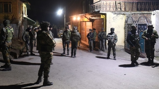 Security forces near the encounter site in Srinagar on Monday.&nbsp;(Waseem Andrabi/HT Photo)