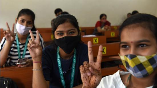 Navi Mumbai, India - January 03, 2022: Students of ICLES' Motilal Jhunjhunwala College flash a victory sign after getting inoculated against COVID-19 during a special vaccination drive for teenagers in the 15-18 age group in Vashi, Navi Mumbai, India, on Monday, January 03, 2022. (Photo by Bachchan Kumar/ HT PHOTO) (HT PHOTO)