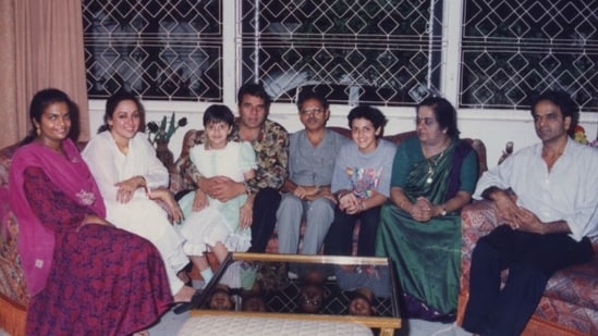 Hema Malini with Dharmendra, Esha Deol, Ahana Deol and mother Jaya Chakravarthy among other family members.