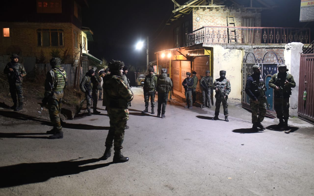 Security forces near the encounter site in Srinagar on Monday.&nbsp; (Waseem Andrabi/HT Photo)