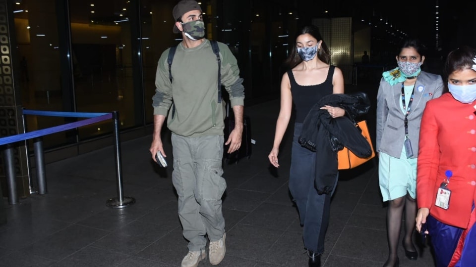 Alia Bhatt and Ranbir Kapoor slay airport fashion in minimal outfits, fans  love his clean-shaven 'chocolate boy' look