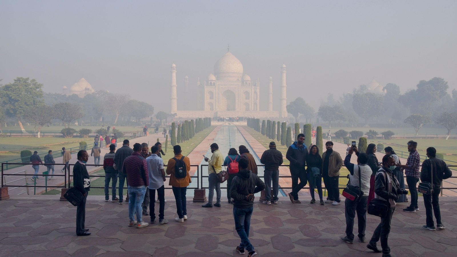 Offline ticket counters of Taj Mahal, Agra Fort closed in view of Covid
