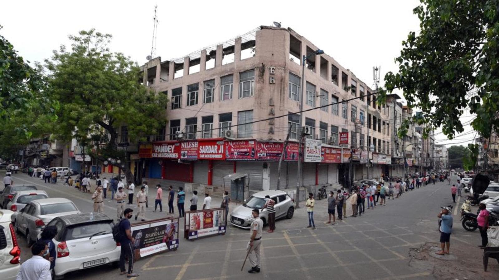 North MCD seals 45 shops in Karol Bagh zone for illegal construction, encroachment - Latest News Delhi - Hindustan Times