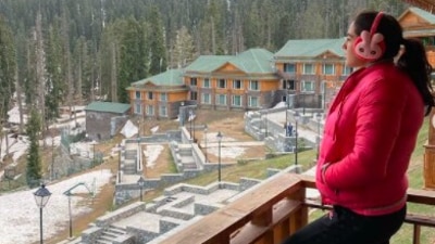 Nothing can be compared to the feeling one gets while catching sight of the snow-capped mountains from your hotel room. Sara Ali Khan soaks in all the beauty as she gets lots staring at the trees and snow-capped mountains. (Instagram/@saraalikhan95)