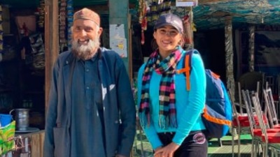 This still of Sara Ali Khan along with a local speaks volumes about the actor's humble nature. (Instagram/@saraalikhan95)