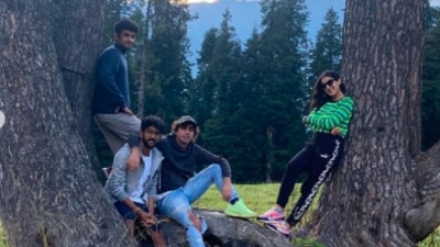 In this photo, Sara Ali Khan poses with her friends in front of a picturesque backdrop somewhere in Kashmir. (Instagram/@saraalikhan95)