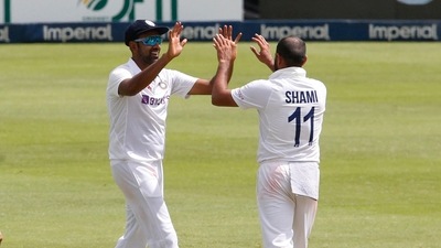 Cricket - Second Test - South Africa v India - Imperial Wanderers Stadium, Johannesburg, South Africa - January 4, 2022 India's Mohammed Shami celebrates with Ravichandran Ashwin after taking the wicket of South Africa's Kagiso Rabada REUTERS/Rogan Ward (REUTERS)