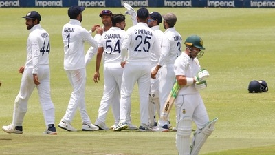 Cricket - Second Test - South Africa v India - Imperial Wanderers Stadium, Johannesburg, South Africa - January 4, 2022 India's Shardul Thakur celebrates with teammates after taking the wicket of South Africa's Dean Elgar REUTERS/Rogan Ward (REUTERS)