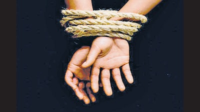 Thane Police have rescued a 13-year-old girl, who sold flowers at Thane railway station, from Delhi. Police suspected that she was allegedly kidnapped. (HT FILE)