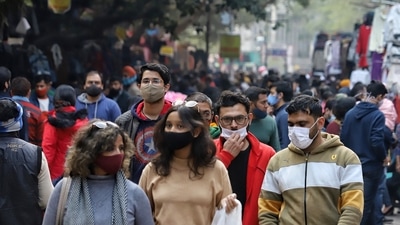 People throng Janpath Market amid a surge in Omicron cases, in New Delhi on Sunday. (ANI Photo)