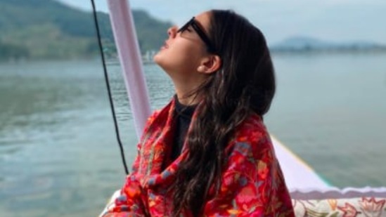 The mountains are known for their pristine streams and waterfalls, mesmerising sunrises and sunsets and breathtaking landscapes. What Sara Ali Khan is missing the most is the mountain sun kissing her.(Instagram/@saraalikhan95)