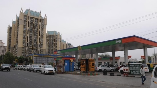 Data accessed by the HT from the ministry of petroleum and natural gas shows that there are 3,179 CNG stations in the country(Representative photo/HT)