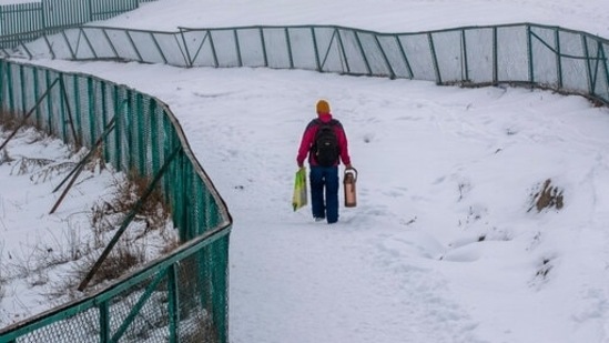 "In the last few days, there was dry weather. Now, people will get relief, and a number of tourists will flock here. The weather is appealing. Snowy weather brings splendour to Kashmir," said a local resident of Kashmir while speaking to news agency ANI.(AP)