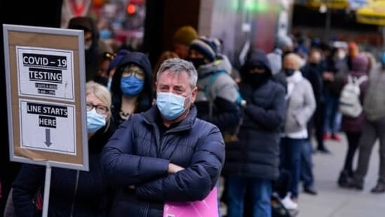 People wait in line at a COVID-19 testing site in New York' Times Square on Dec. 13, 2021. The current global wave is also at the worst level ever recorded throughout the two years of the pandemic(AP)