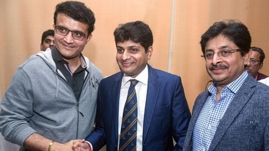 Avishek Dalmiya (center) with Sourav Ganguly and Snehashish Ganguly(PTI Image)