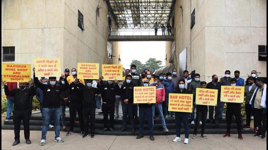 Liquor traders protest outside the excise office against the fresh Covid guidelines directing closure of wine shops by 5pm, at Sector 34 in Gurugram on Tuesday. (Vipin Kumar/HT PHOTO)