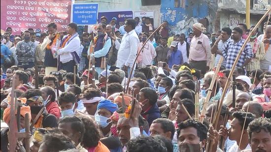 An organisation of tribal people held a rally on Monday in front of the Bolangir district collector’s office against the reduction in their quota for the panchayat polls. (HT photo)