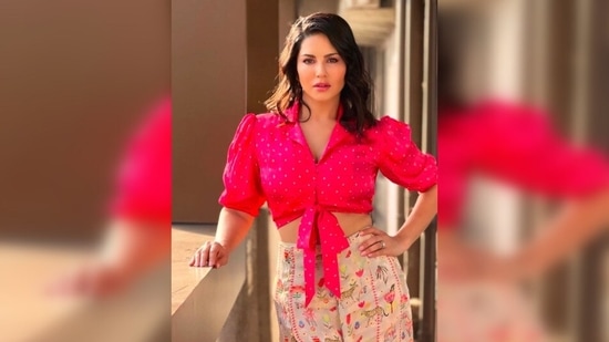 Sunny Leone's outfit cost <span class='webrupee'>₹</span>6,895, as per the brand's website.(Instagram/@sunnyleone)