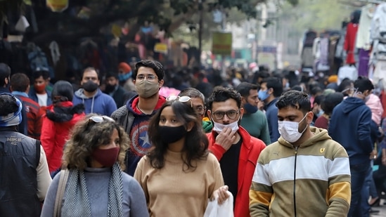 People throng Janpath Market amid a surge in Omicron cases, in New Delhi on Sunday.(ANI Photo)