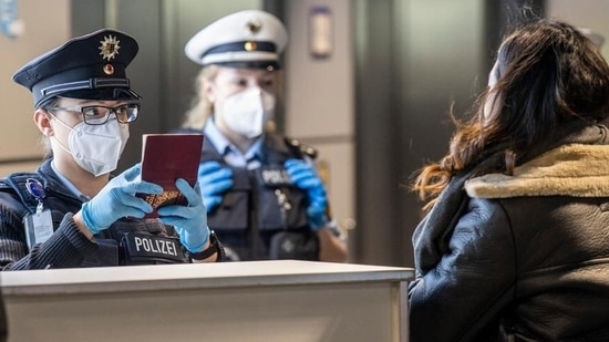 Police check arrivals at Frankfurt airport(Boris Roessler/dpa/picture alliance)