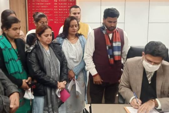 Aam Aadmi Party nominees Anju Katyal, Prem Lata and Ram Chander Yadav filing their papers for the posts of mayor, senior deputy mayor and deputy mayor, respectively, in Chandigarh on Tuesday. (Keshav Singh/HT) Aam Aadmi Party nominees Anju Katyal, Prem Lata and Ram Chander Yadav filing their papers for the posts of mayor, senior deputy mayor and deputy mayor, respectively, in Chandigarh on Tuesday. (Keshav Singh/HT)
