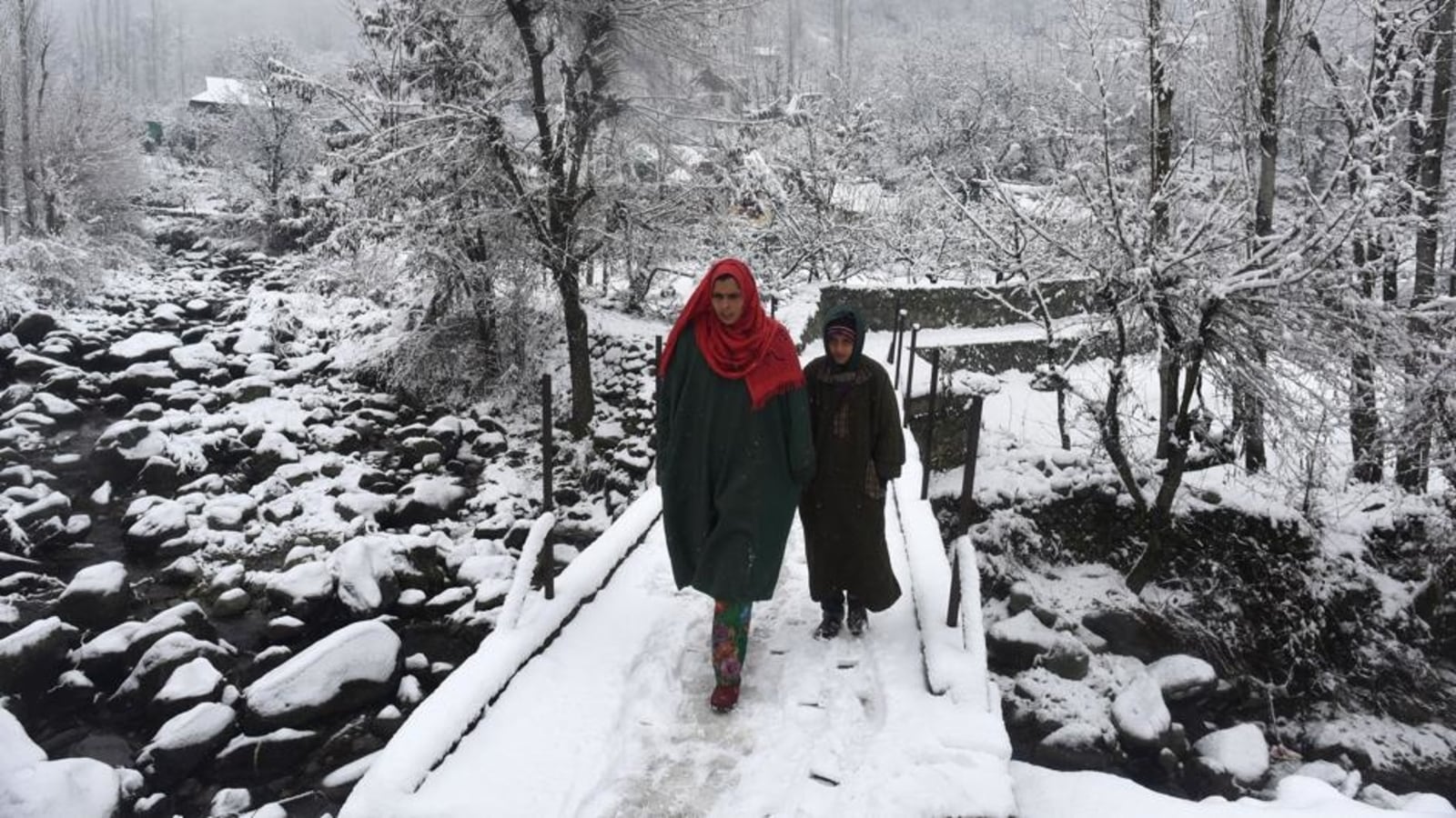 Heavy snowfall affects air traffic from Srinagar, 8 flights cancelled