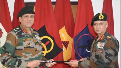 Lt Gen Anindya Sengupta takes over the command of 14 Corps from Lt Gen PGK Menon in Leh on Wednesday. (HT Photo)