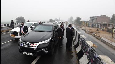 Prime Minister Narendra Modi’s SUV surrounded by security personnel after he was stranded on a flyover about 15km from the BJP rally venue in Ferozepur when protesters blocked the road on Wednesday afternoon. (HT Photo) Prime Minister Narendra Modi’s SUV surrounded by security personnel after he was stranded on a flyover about 15km from the BJP rally venue in Ferozepur when protesters blocked the road on Wednesday afternoon. (HT Photo)