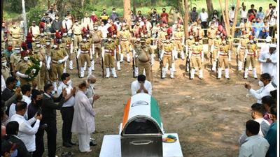 Sindhutai Sapkal, a prominent social worker, was buried at the Thosar Paga burial ground on Wednesday in the presence of dignitaries, senior officials of the Pune district administration and the police department. (HT PHOTO)