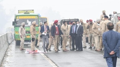 Prime Minister Narendra Modi’s security personnel with Punjab Police officials on the flyover where the PM’s convoy was held up for 15-20 minutes en route to Ferozepur when protesters blocked the road on Wednesday afternoon. (HT Photo) Prime Minister Narendra Modi’s security personnel with Punjab Police officials on the flyover where the PM’s convoy was held up for 15-20 minutes en route to Ferozepur when protesters blocked the road on Wednesday afternoon. (HT Photo)