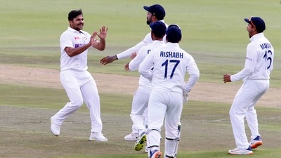Cricket - Second Test - South Africa v India - Imperial Wanderers Stadium, Johannesburg, South Africa - January 5, 2022 India's Shardul Thakur celebrates with teammates after taking the wicket of South Africa's Aiden Markram REUTERS/Rogan Ward (REUTERS)