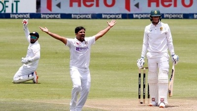 India's Shardul Thakur and Rishabh Pant appeal successfully for the wicket of South Africa's Rassie van der Dussen. (REUTERS)