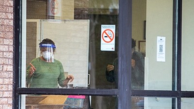 There is no need for re-testing after the home isolation period is over. Asymptomatic contacts of infected individuals need not undergo Covid test and monitor health in-home quarantine, the guidelines stated. (HT File Photo)