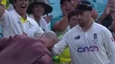 Jack Leach obliges to bizarre request by fan