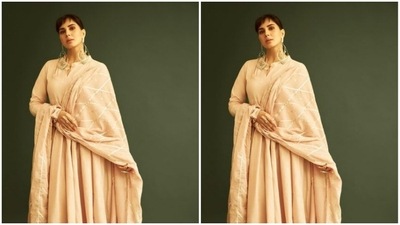 Kirti decked up in a rose gold kurta with traditional gheredaar and churi sleeves. She paired it with a churidaar bottom and a gota dupatta with handspun chanderi details. (Instagram/@iamkirtikulhari)