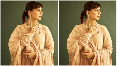 Kirti accessorised her look with silver statement earrings and rings from the house of Ritika Sachdeva and maroon juttis from the shelves of Needle Dust. (Instagram/@iamkirtikulhari)