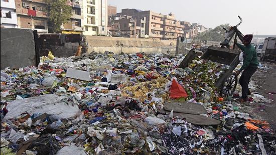 Bir Singh Panwar, the EDMC standing committee chairman, listed several welfare schemes for the next financial year including a 25% or <span class='webrupee'>?</span>25,000 subsidy for the installation of composting plants or a waste processing unit by residential bulk waste generators, phasing out of garbage receptacle points by installing 38 fixed compactors (Representational image/HT Archive)