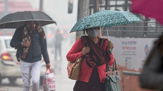 Mahesh Palawat, Vice President (Meteorology and Climate Change), Skymet Weather, said the mercury is likely to drop to around four degrees Celsius after the withdrawal of western disturbance.(PTI)