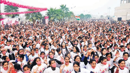 Women in large numbers take part in Congress's marathon event under 'Ladki hoon, lad sakti hoon' campaign in front of Ekana Sports City, in Lucknow on December 28. (ANI)