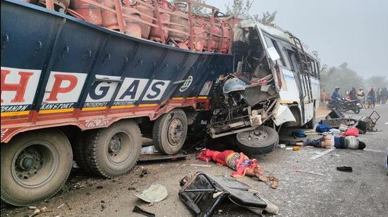Six people at the least are believed to have died and several others injured in a head-on collision between a passenger bus and a truck carrying LPG cylinders on Wednesday morning, in Pakur district of Jharkhand. (SOURCED.) Six people at the least are believed to have died and several others injured in a head-on collision between a passenger bus and a truck carrying LPG cylinders on Wednesday morning, in Pakur district of Jharkhand. (SOURCED.)