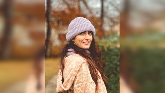 Fatima Sana Shaikh stylishly layered herself in a beige fleece, lavender turtleneck arm pullover, woollen cap and denims.(Instagram/@fatimasanashaikh)