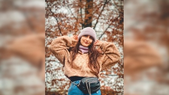 This photo of Fatima Sana Shaikh smiling at the camera holding her cap will surely leave you spellbound.(Instagram/@fatimasanashaikh)