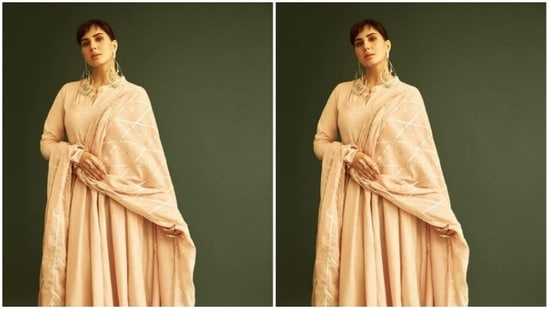 Kirti decked up in a rose gold kurta with traditional gheredaar and churi sleeves. She paired it with a churidaar bottom and a gota dupatta with handspun chanderi details.(Instagram/@iamkirtikulhari)