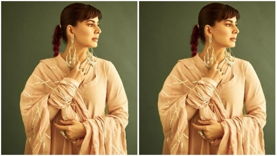 Kirti accessorised her look with silver statement earrings and rings from the house of Ritika Sachdeva and maroon juttis from the shelves of Needle Dust.(Instagram/@iamkirtikulhari)