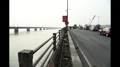 Residents claim MSRDC delaying installation of suicide barriers on Vashi Bridge. (BACHCHAN KUMAR/HT PHOTO) Residents claim MSRDC delaying installation of suicide barriers on Vashi Bridge. (BACHCHAN KUMAR/HT PHOTO)