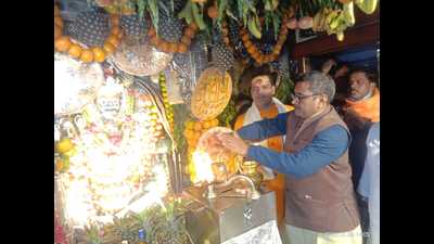 Accompanied by several residents of Varanasi, UP tourism minister Neelkanth Tiwari offering prayers to Baba Kaal Bhairav for long life of Prime Minister Narendra Modi. (HT photo)