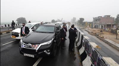 Prime Minister Narendra Modi’s convoy was held up on a flyover for 15-20 minutes as protesters blocked the road when he was headed from Bathinda airport to the border district of Ferozepur in Punjab on Wednesday afternoon. (HT Photo)