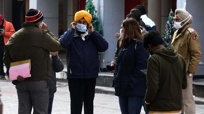Chandigarh administration employees, along with Chandigarh Police, challaning mask violators at Sector 17 in Chandigarh. (Ravi Kumar/HT) Chandigarh administration employees, along with Chandigarh Police, challaning mask violators at Sector 17 in Chandigarh. (Ravi Kumar/HT)