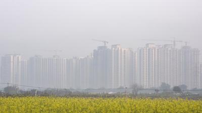Greater Noida, India - December 27, 2021: A view of skyscrapers blanketed in smog amid rising air pollution, in Greater Noida, India, on Monday, December 27, 2021. (Photo by Sunil Ghosh / Hindustan Times) Greater Noida, India - December 27, 2021: A view of skyscrapers blanketed in smog amid rising air pollution, in Greater Noida, India, on Monday, December 27, 2021. (Photo by Sunil Ghosh / Hindustan Times)
